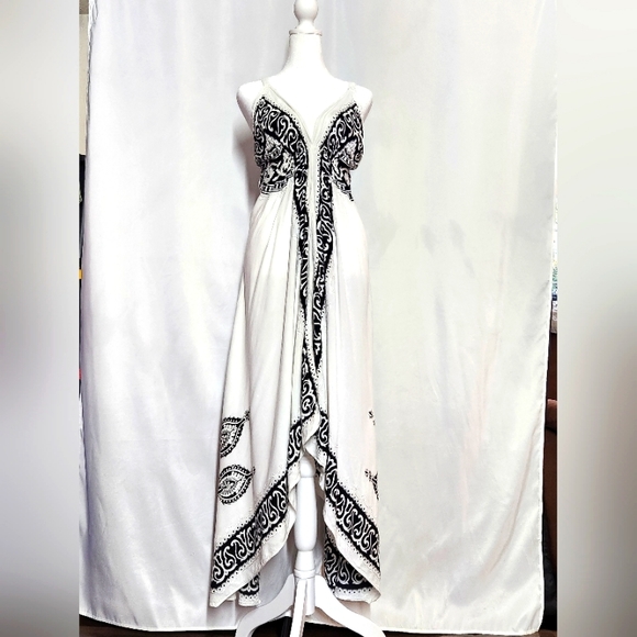 Advance Dresses & Skirts - NWOT Advanced brand free size black and white handkerchief dress